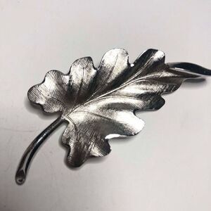 917 Monet vintage signed silver tone textured Leaf brooch pin